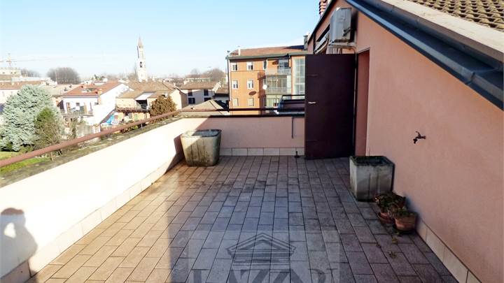 ATTICO CON MANSARDA TERRAZZI E DUE BOX 