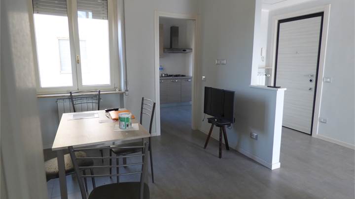CREMONA SEMICENTRO TRILOCALE RISTRUTTURATO CON BOX E DUE CANTINE