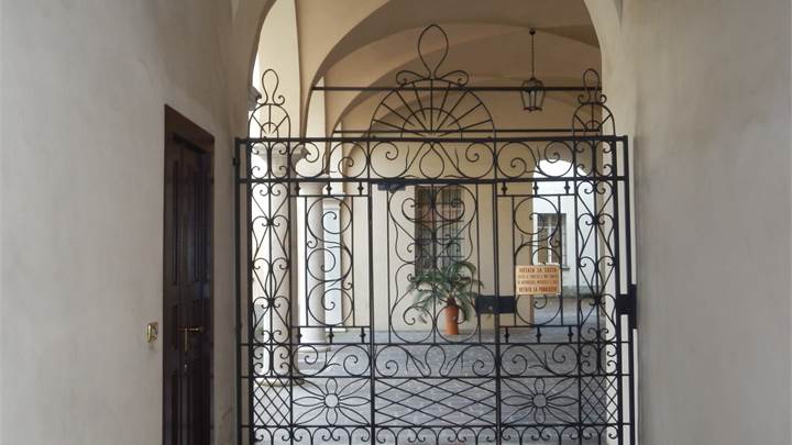 Via E. Sacchi appartamento in palazzo prestigioso